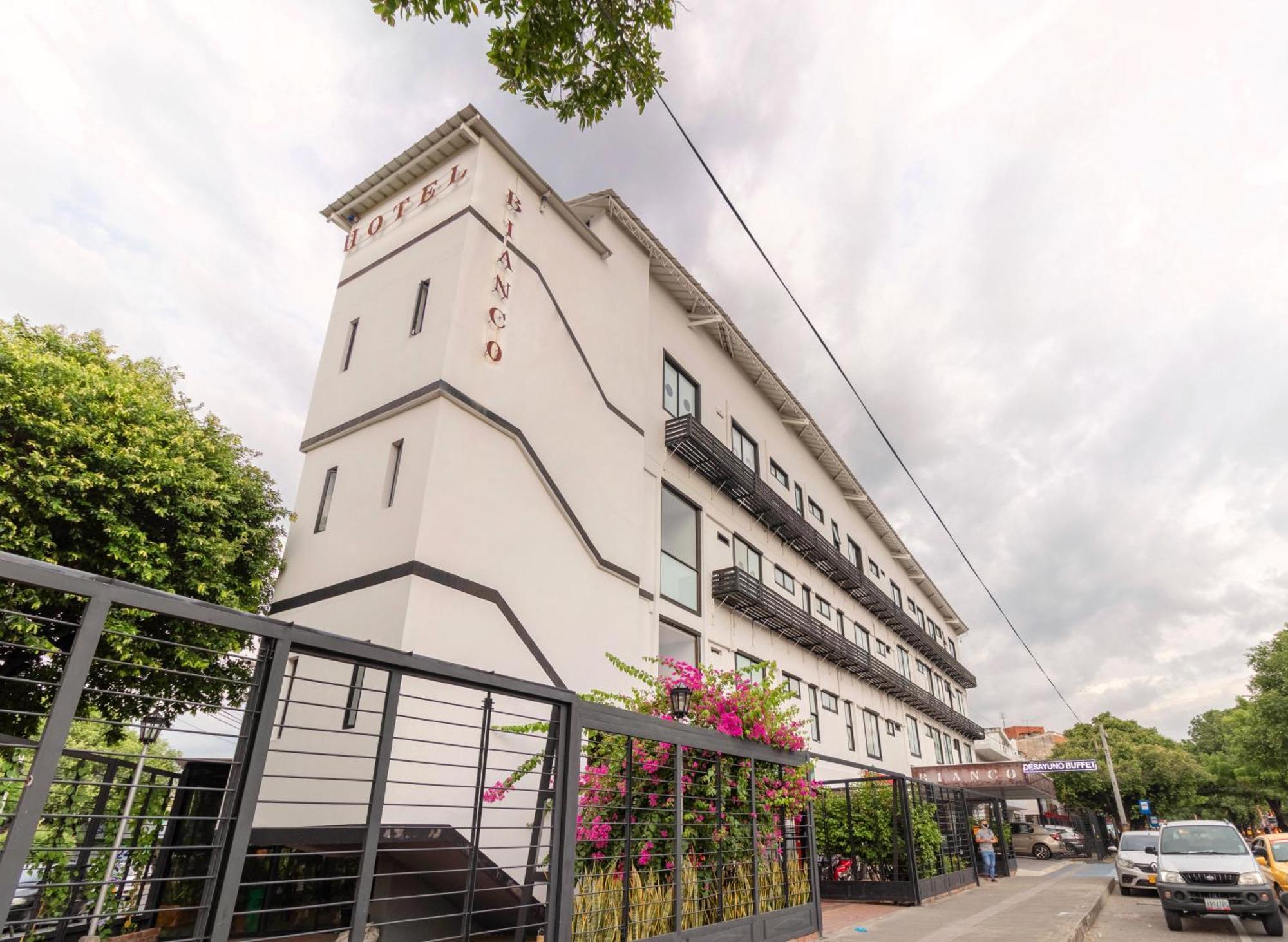 Bianco Hotel Boutique Кукута Екстер'єр фото